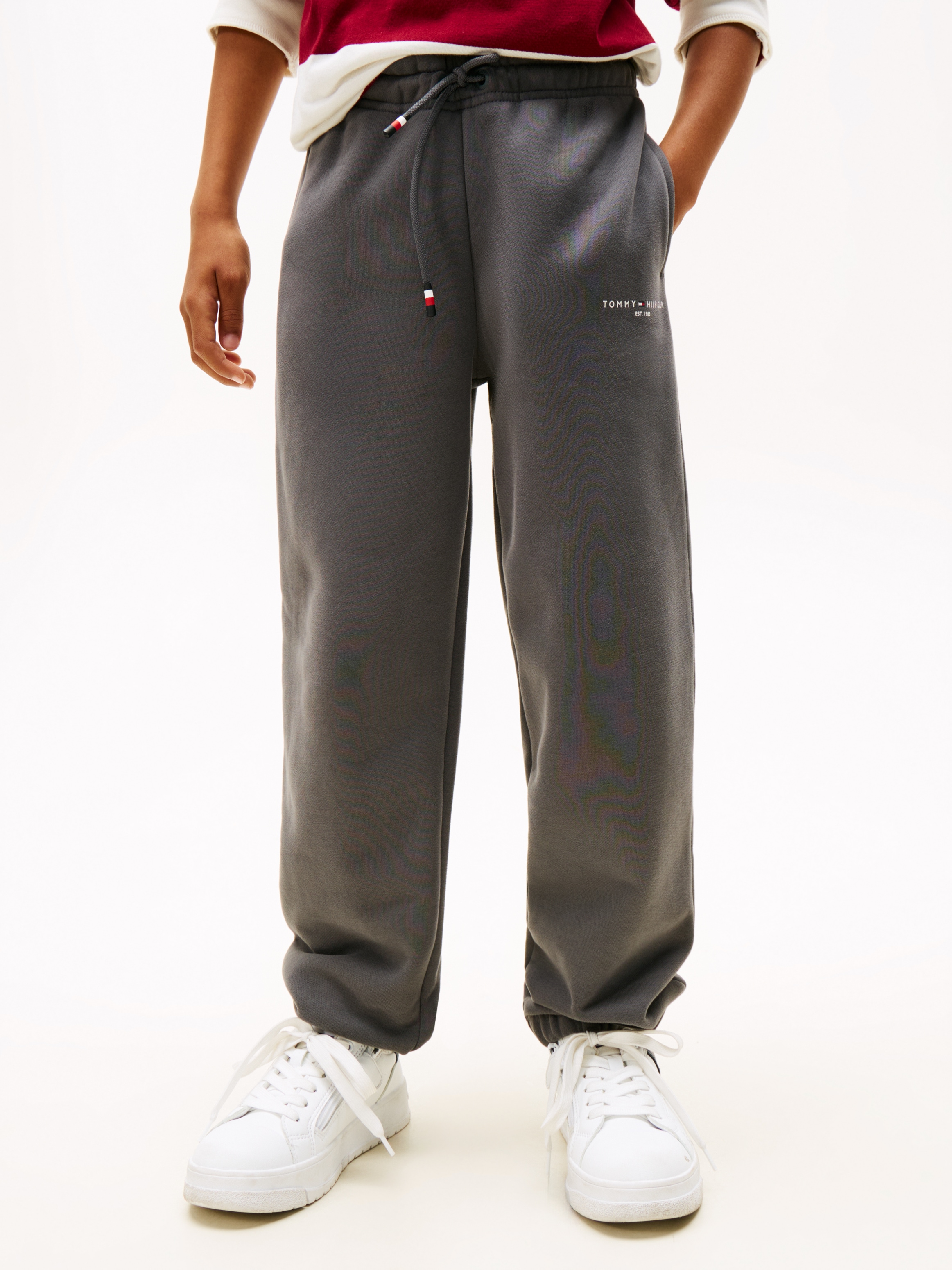 Jogginghose TOMMY HILFIGER "MINI CORP SWEATPANTS", Jungen, Gr. 10 (140), N-Gr, washed schwarz, Sweatware, Obermaterial: 80% Baumwolle, 20% Polyester, unifarben, regular fit lang, Hosen, Kinder bis 16 Jahre Image