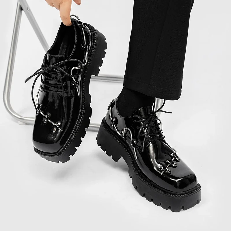 Marke Neue Schwarz Brogue Schuhe Männer Klassische Plattform Oxford Kleid Schuhe Männer Retro Patent Leder Schuhe Low-Knöchel Party schuhe