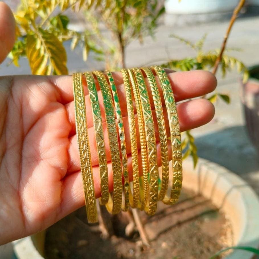 Set von Mix Gold Messing Armreifen, vergoldetes Armreif Armband, stapelbarer Armreif, dünne Goldarmreifen, Designer Armreif, Geschenk für sie