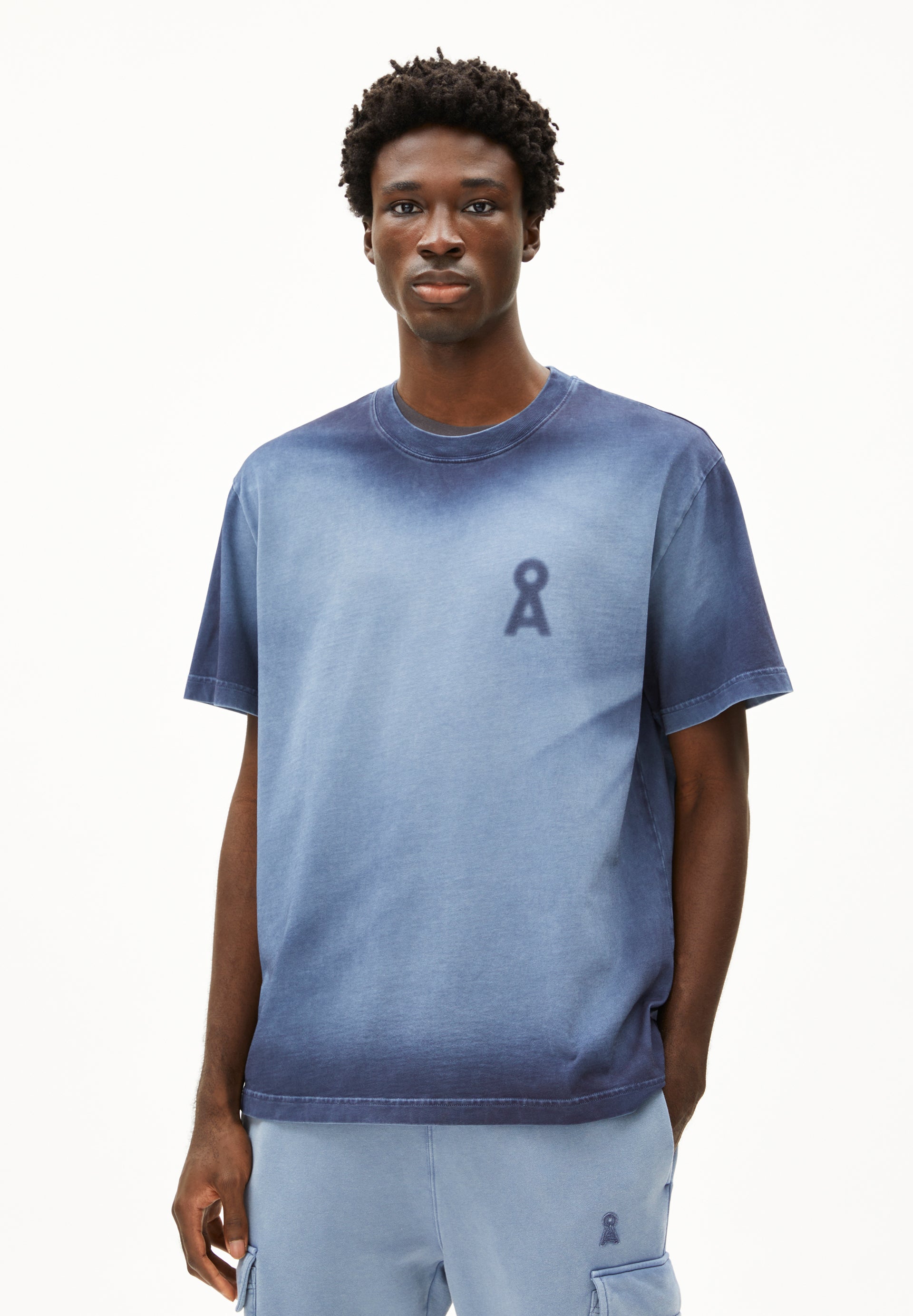 AADRU GMT DYE SPRAY | T-Shirt aus Bio-Baumwolle - blau (L) Image