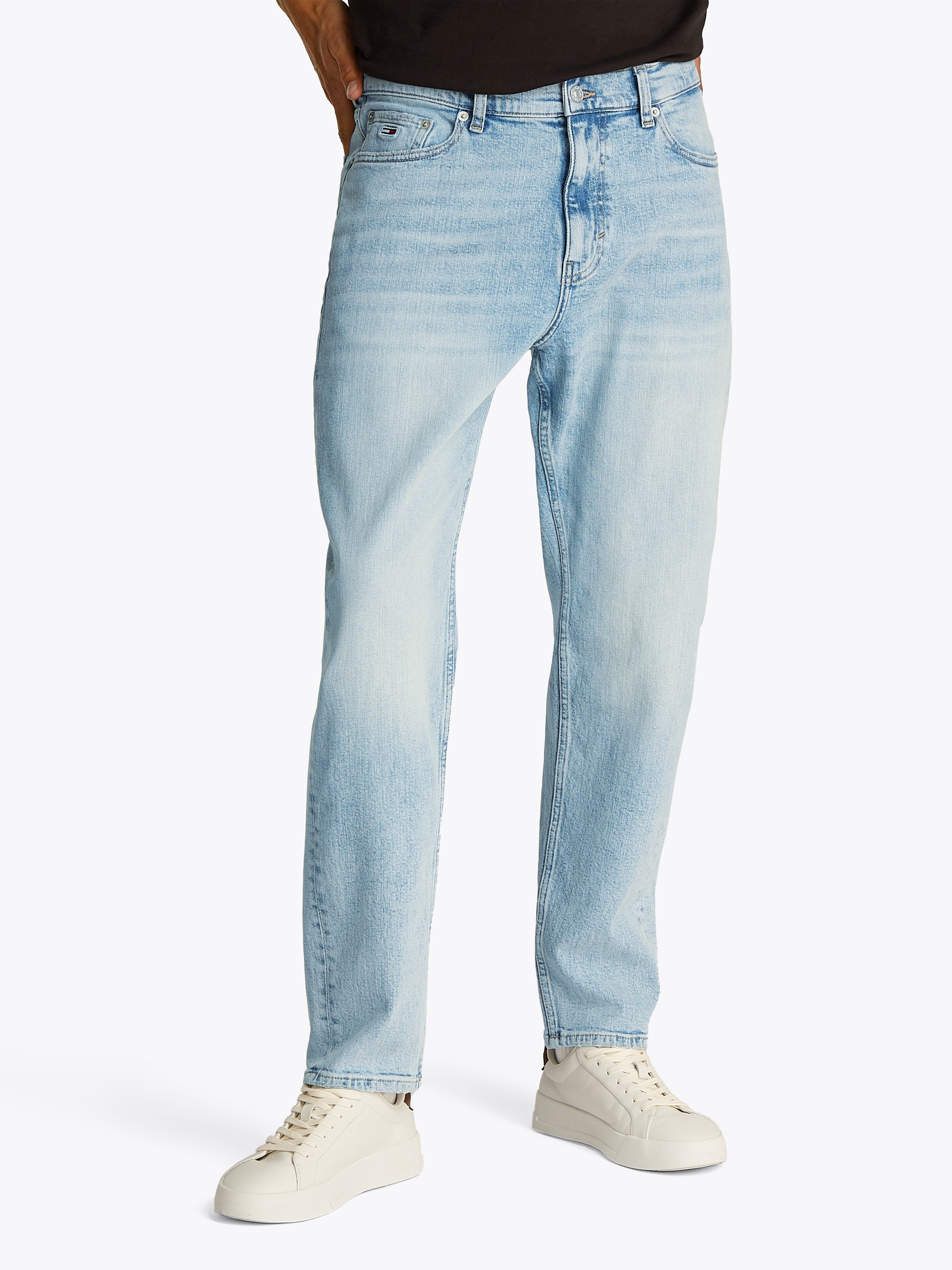 Gerade Jeans TOMMY JEANS "Isaac Relaxed Tapered" Gr. 33, blau (denim ultra light), Jeans, Herren, 33, Länge 34, Denim/Jeans, Obermaterial: 99% Baumwolle, 1% Elasthan, Relaxed‑Fit‑Jeans mit konisch zulaufendem Bein Image