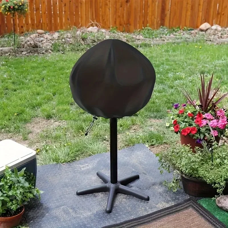 Eine wasserdichte Grillabdeckung mit Kordelzugverschluss, geeignet für Grillgrills im Freien Image