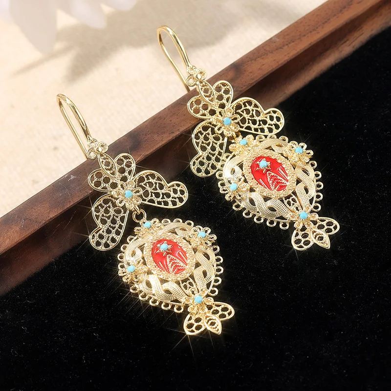 Künstlerische, luxuriöse Retro-Ohrringe mit ausgehöhltem Druck, geeignet für den täglichen Freizeitkleidung und Urlaubsschmuck Image