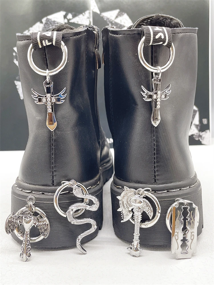 2PCS Punk Stil Bling Kreuz Schuh Anhänger Dekorationen Silbrig Klingen Schlange Schuh Schnallen DIY Zubehör Axt Schuh Clips decor
