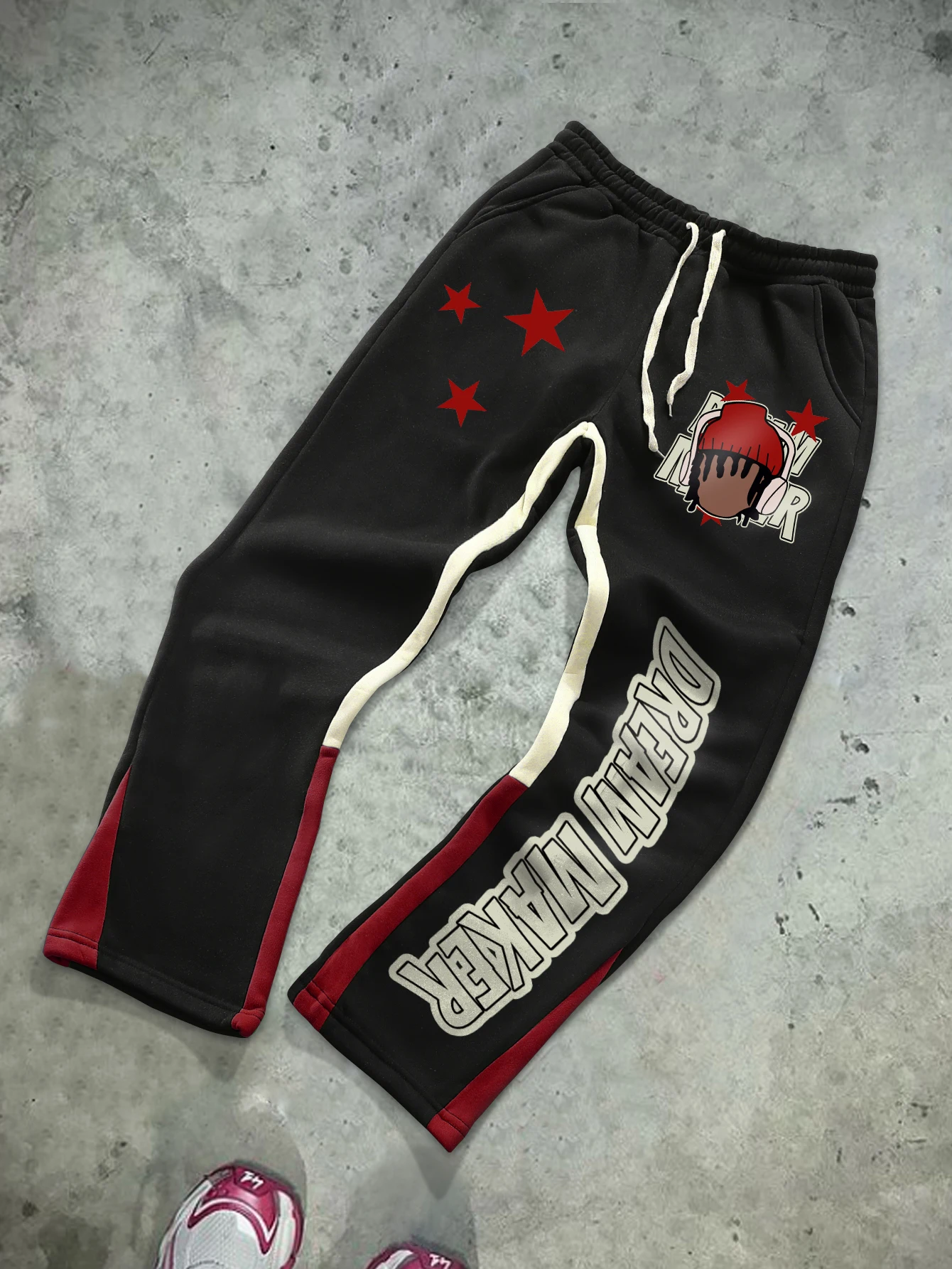 Trendige Herren-Jogginghose im Street-Style mit Stern- und Charakterdruck. Diese Jogginghose vermisst perfekt für Street-Fashion mit Trend Image
