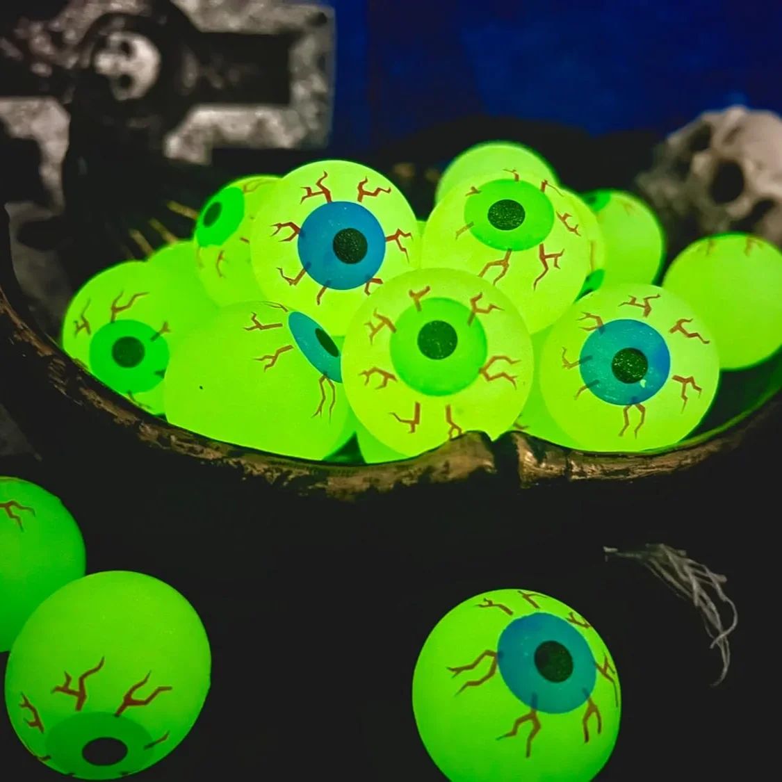 Glow In The Dark Eyeball Balls,32mm Halloween Bouncy Balls For Party Supplies,Spooky Luminous Toys,and Horror Themed Bag random Color 10pcs