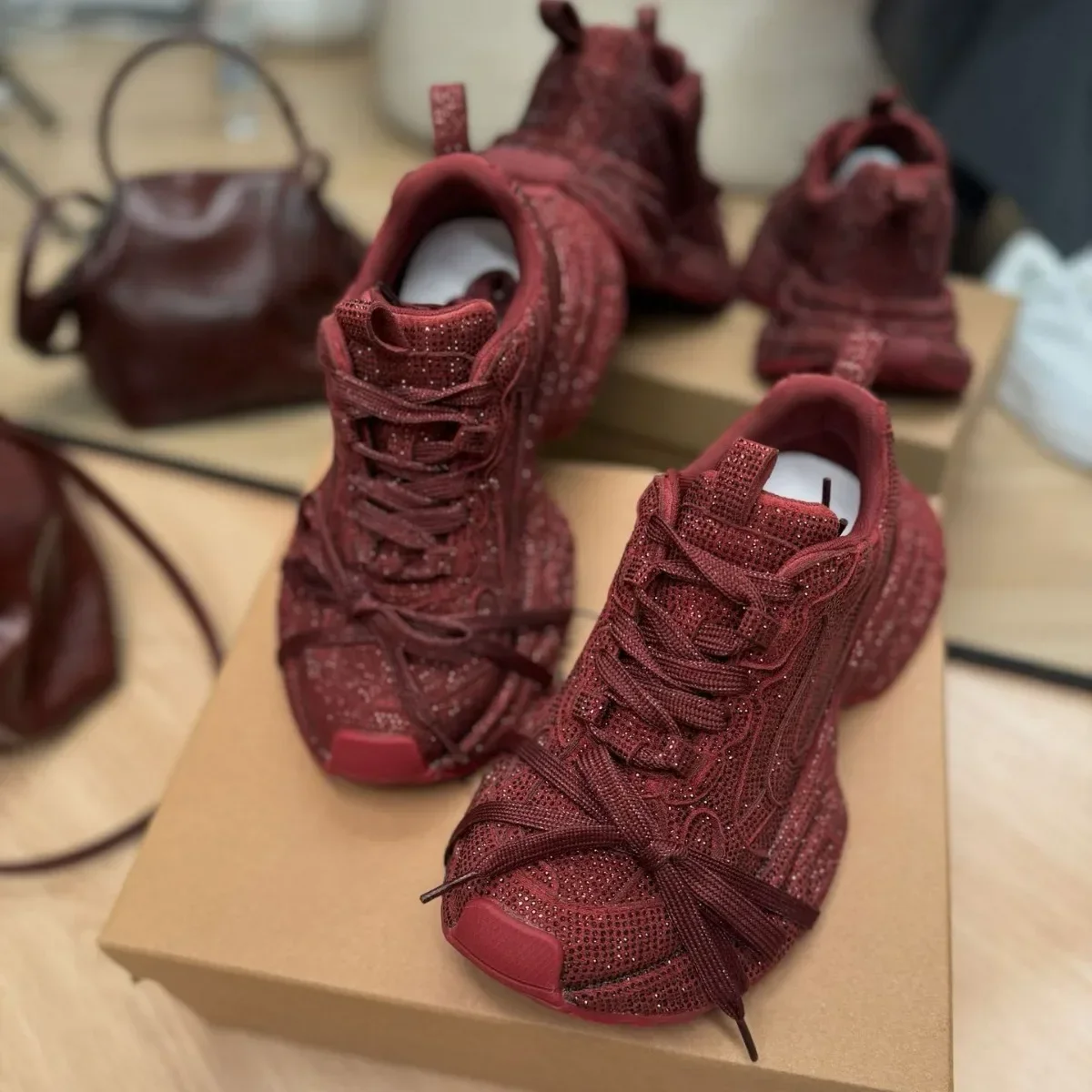 2025, Frühling und Herbst, neue Damen-Strasssteine voller Diamanten, Riemen, dicke Sohlen, Angola, rote Nischen-Sport- und Freizeit-Papa-Schuhe Image