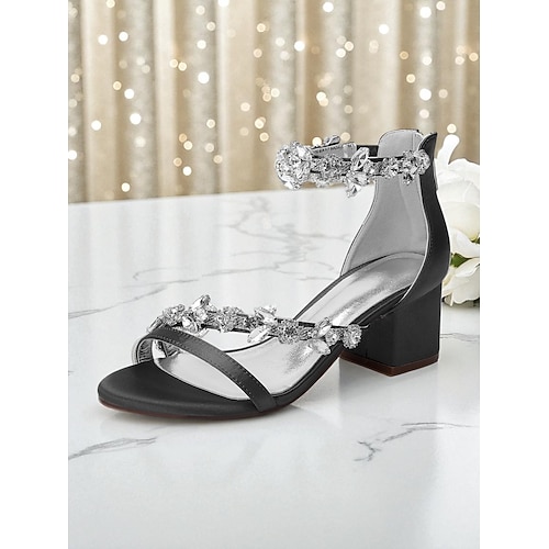 Champagnerfarbene Brautjungfernsandalen mit niedrigem Blockabsatz, Strass-Blumenriemen, elegante und bequeme Schuhe für die Hochzeitsfeier. Image
