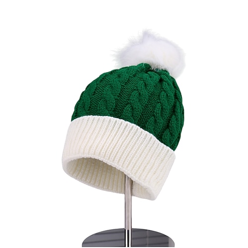 Weihnachtsmütze mit Zopfmuster und Bommel für Damen, festliches Grün und Rot, perfekt für die Weihnachtszeit Image