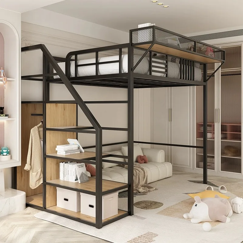 Hochbett mit Hängebettlaken. Oberes Bett. Oberes Bett. Unterer Tisch. Platzsparender Duplex-Hochboden für den Haushalt Image