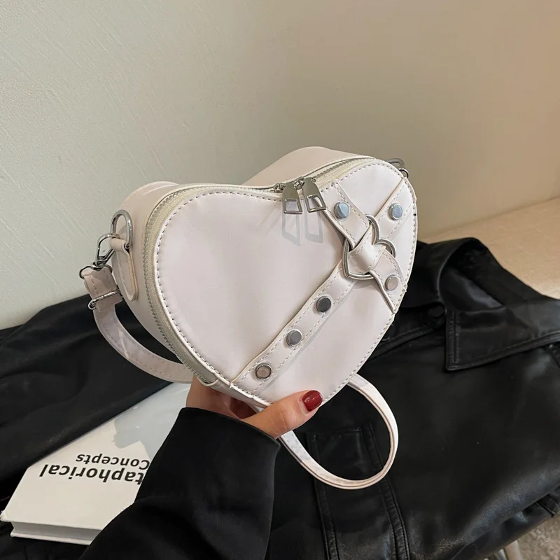 Vintage Y2K kleine Kette Nieten Umhängetasche herzförmige Handtasche Handtasche rot PU Leder Gothic Einkaufstasche Mode Frauen Umhängetasche Image