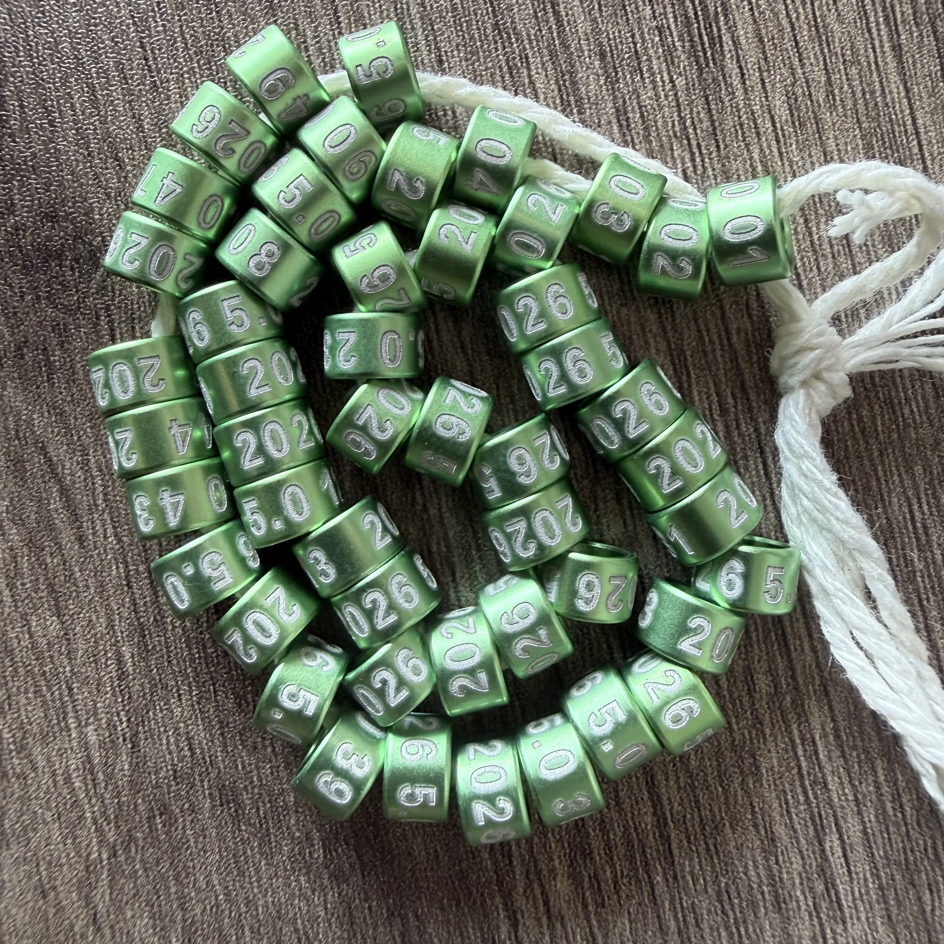 50 Stück individuell geschlossene Aluminium-Vogelringe 2026 grüner Kanarienvogel, Wellensittich, Gouldian (2,6 mm bis 9,0 mm) – Neugeborene 10 Tage Image