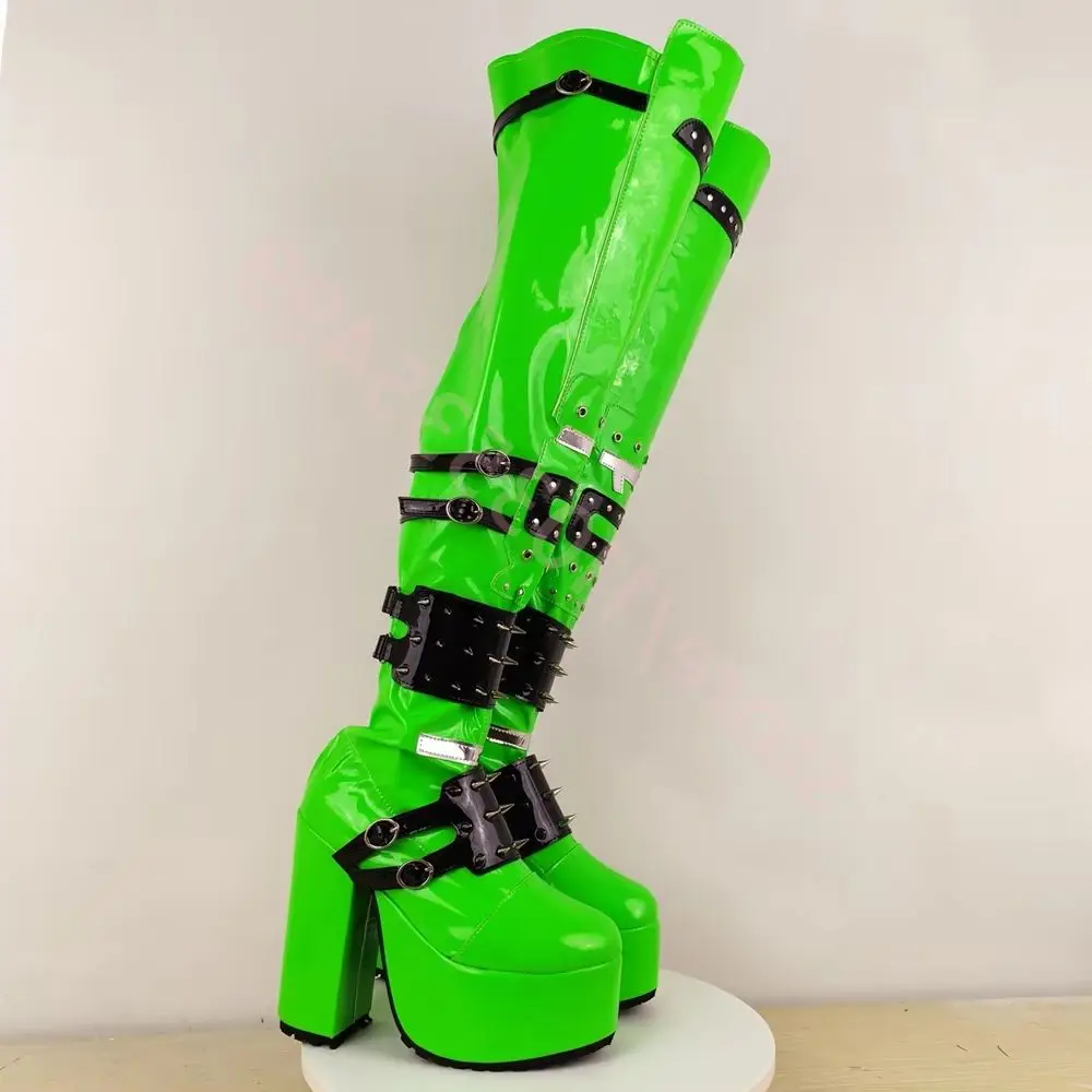 Grüne Plattform-Nieten-Overknee-Motorradstiefel, 2025, neue Straße, Punk, Rock, Bühnenstiefel, modische Damen-Party, Laufsteg, dicke High Heels Image