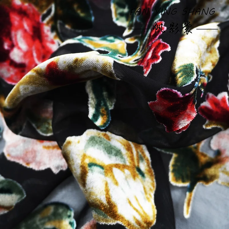 Schwarzer, rosafarbener, ausgebrannter Samtstoff für selbstgemachte Hemden Image