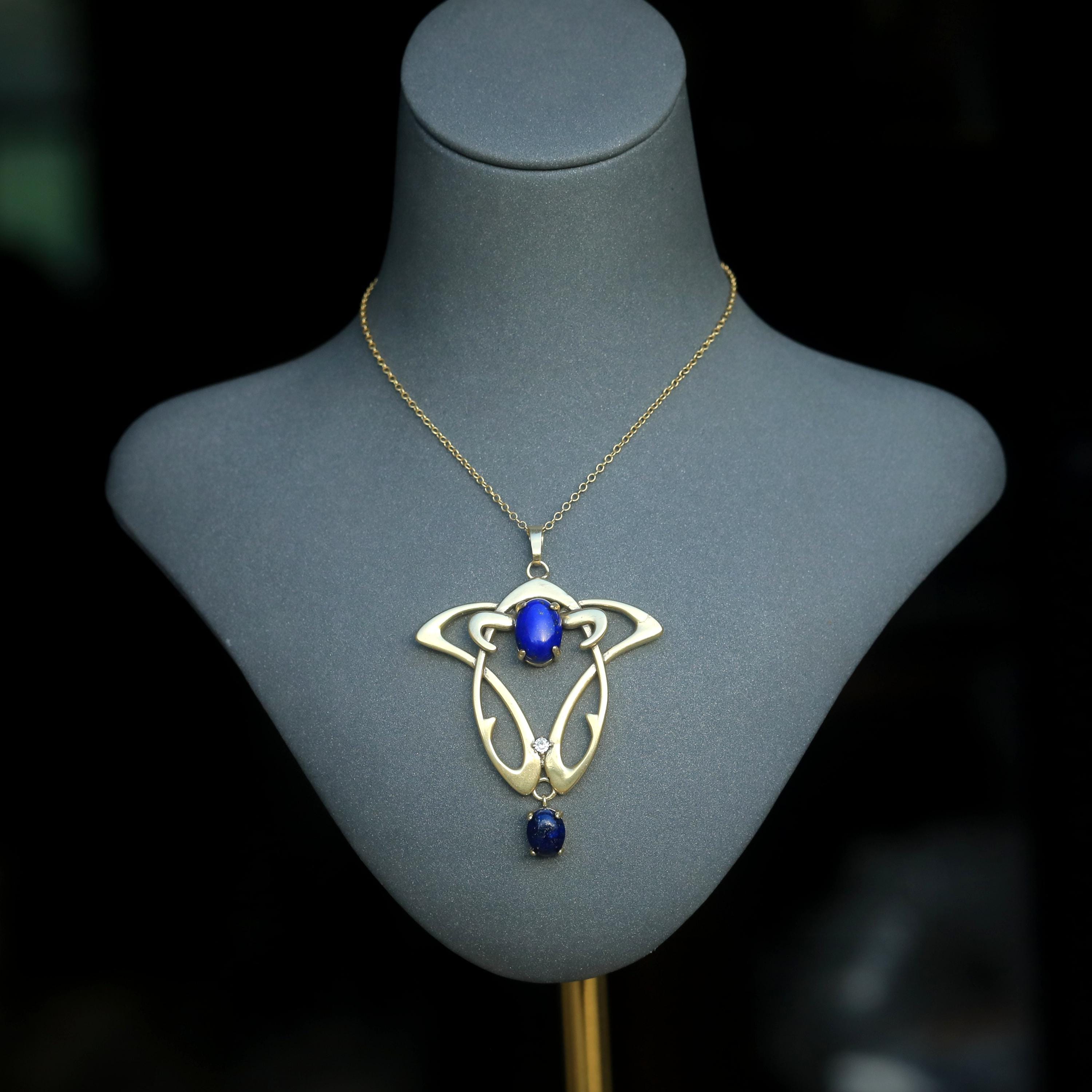 Splendida collana con ramo d'albero in stile Art Nouveau in oro antico opaco con zirconi cubici, lapislazzuli blu ovale, stile vintage, placcata oro