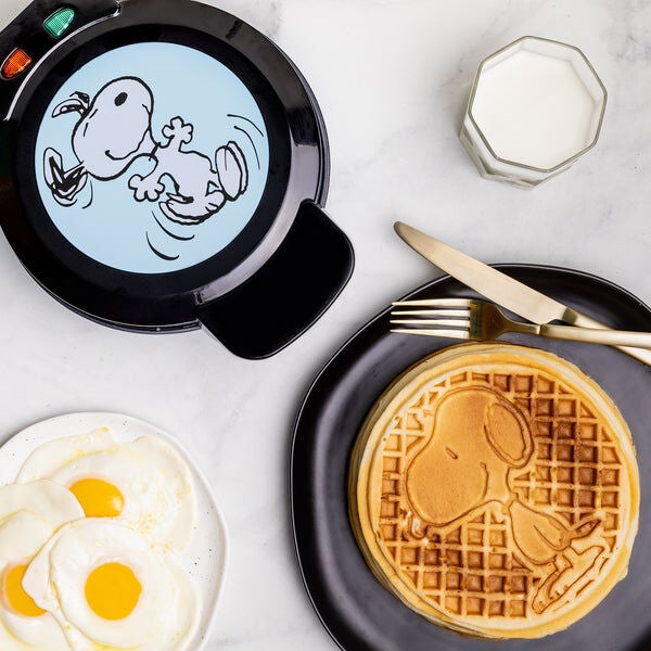 Peanuts Snoopy Waffle Maker by UNCANNY BRANDS in Blue (Size ONE SIZE)