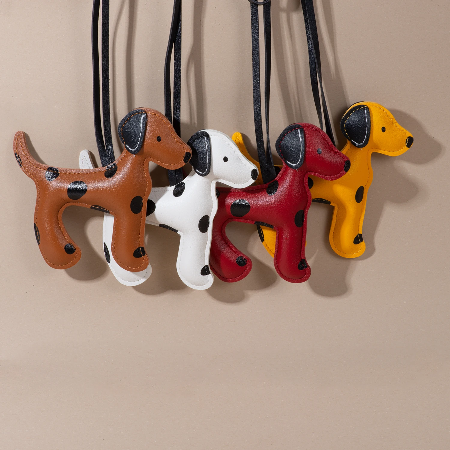 Niedlicher Schlüsselanhänger aus Dalmatiner-Leder für Frauen – handgefertigtes Haustier-Gedenkgeschenk, personalisiertes Hundeliebhaber-Accessoire Image