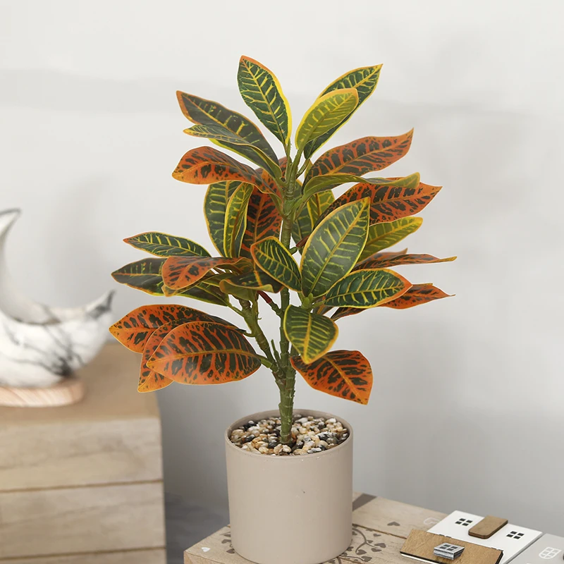 Herbstliche künstliche Pflanzen, tropischer Banyan-Baum, kleine Pflanzen, Zweig, Kunststoff, gefälschter Ficus-Baum, Codiaeum-Blätter für Hausgarten-Dekoration Image