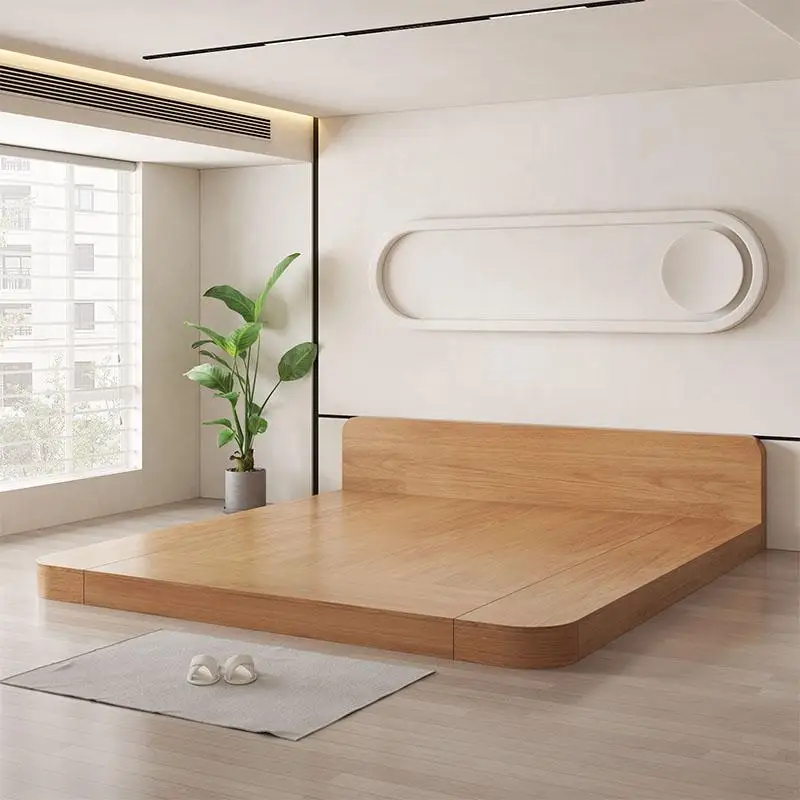 Niedriges King-Tatami-Bett im japanischen Stil mit niedrigem, doppeltem, vom Boden bis zur Decke reichendem Boden, niedrigem Bett aus Massivholz mit individuellen Bogen abgerundeten Ecken Image