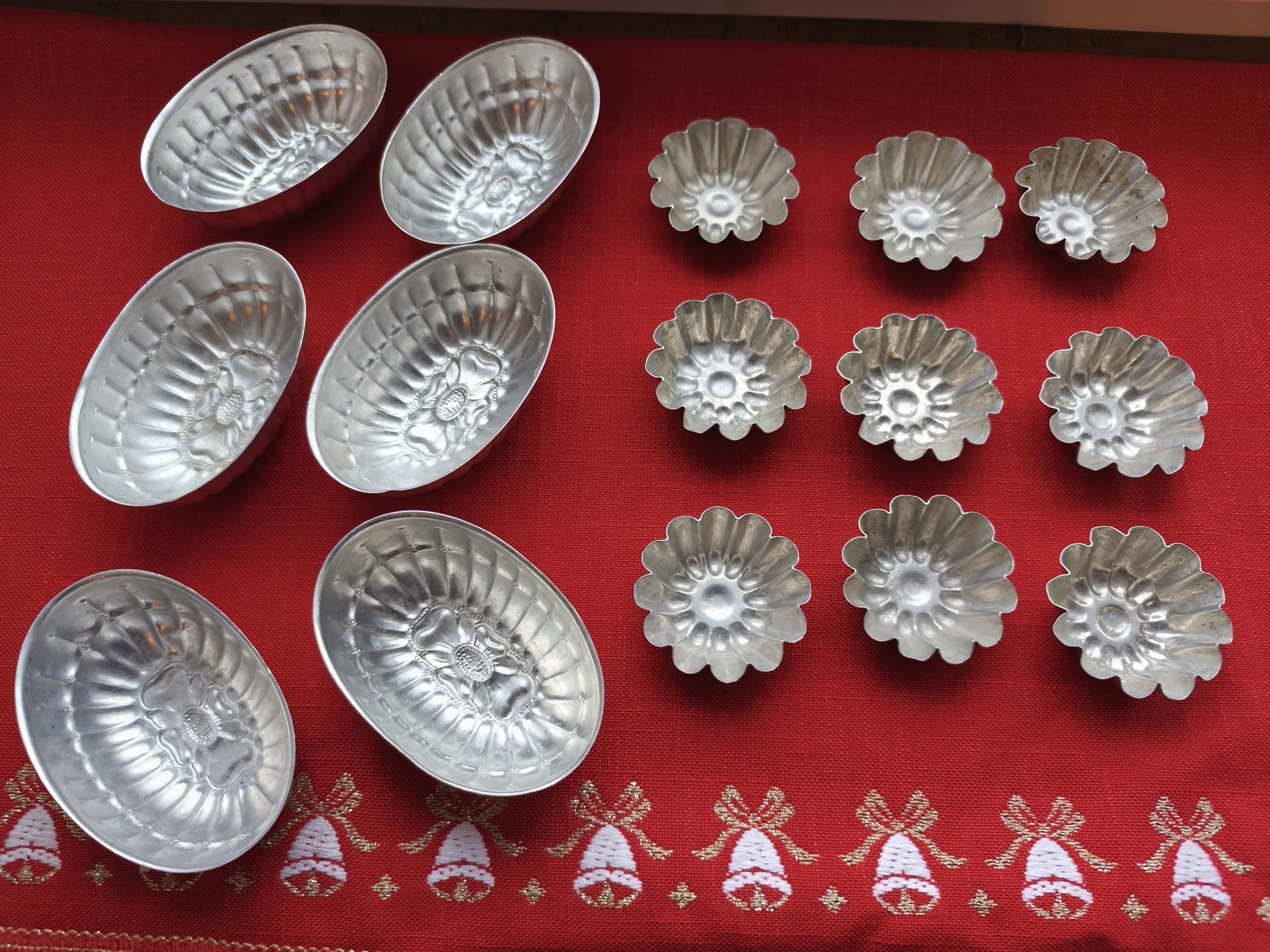 Set di 15 stampi in alluminio vintage anni '50: 6 stampi ovali per gelatina floreale e 9 mini stampi rotondi per crostate, arredamento da cucina retrò
