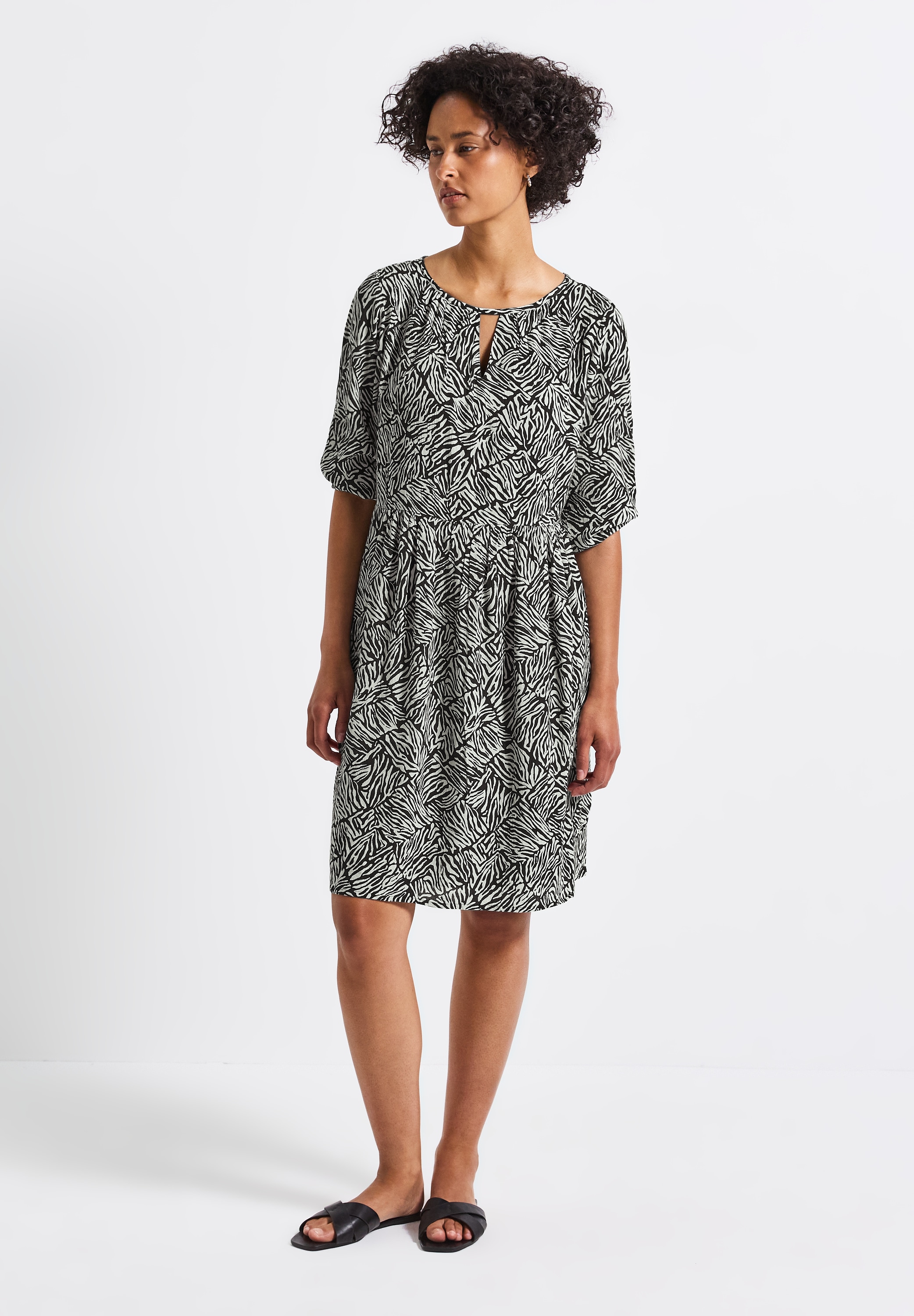 Tunikakleid STREET ONE, Damen, Gr. 40, EURO-Größen, grün (pine grove grün), Stoff, Obermaterial: 100% Viskose; Unterkleid: 100% Modal, bedruckt, normal knielang, Rundhals, Bündchen, Kleider, knielang