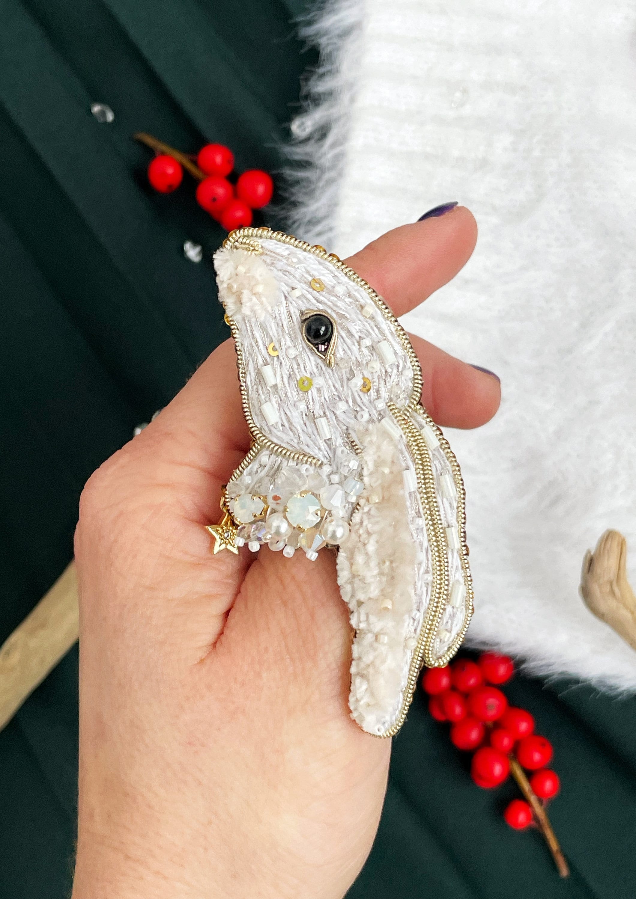 Spilla a forma di coniglio, spilla a forma di coniglio, coniglio ricamato, spilla con perline, coniglio con perline, regalo per gli amanti dei conigli