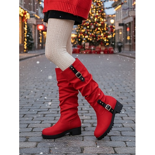 Rote Damen-Winterstiefel mit Schnalle, mittelhoch – weiches, warmes Futter, festlicher Weihnachtsstil, ideal für winterliche Streetwear, Urlaubsfotos und saisonale Feierlichkeiten Image