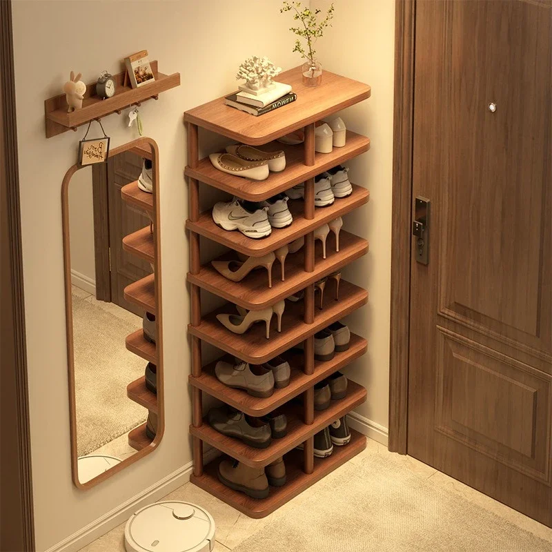 Gut aussehender Innenraum, klein und schmal für Mietwohner, einfache neue Modelle, Regale und Schuhschränke.