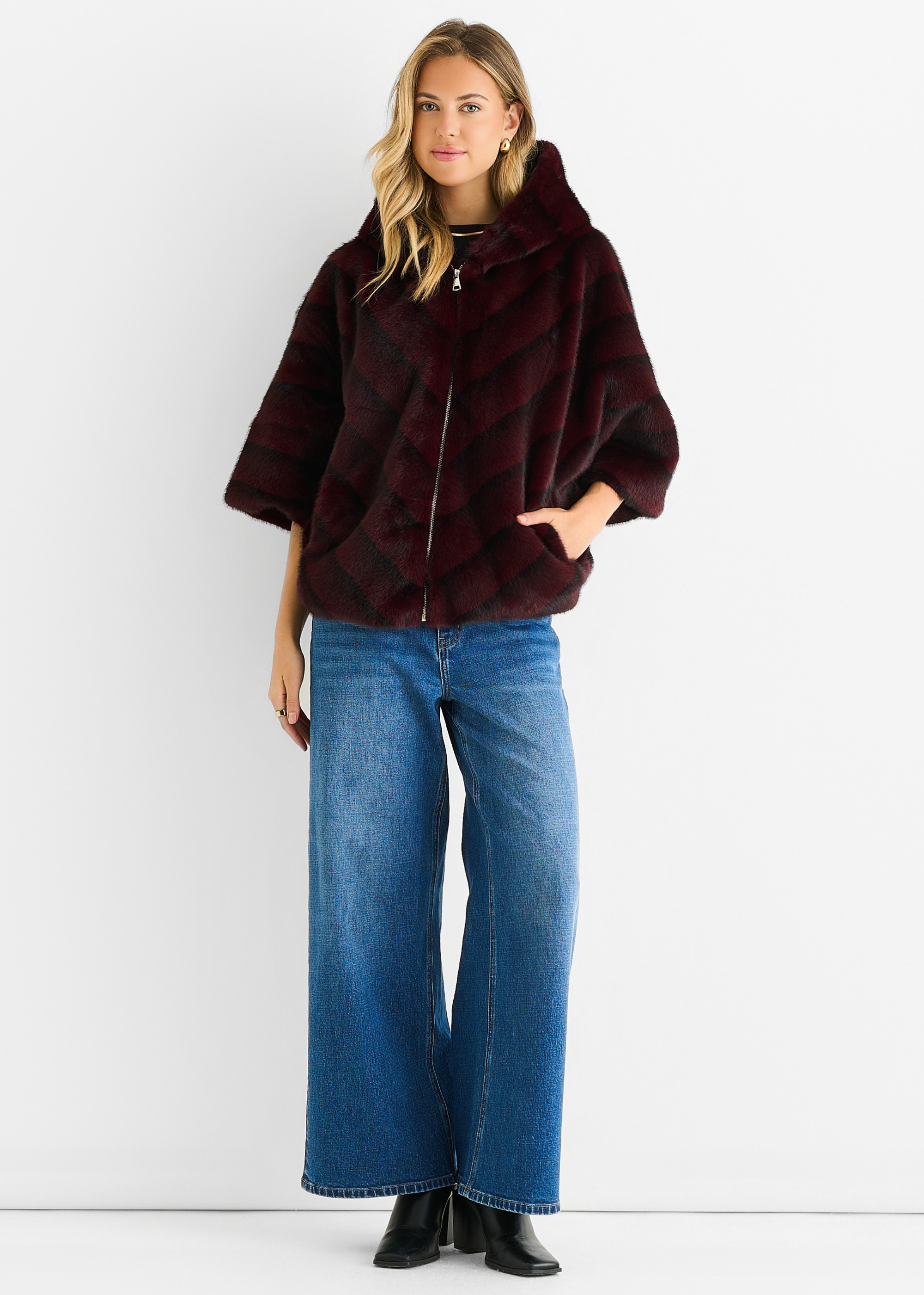 Burgunderrote Kapuzenjacke aus Kunstfell mit Chevronmuster Image