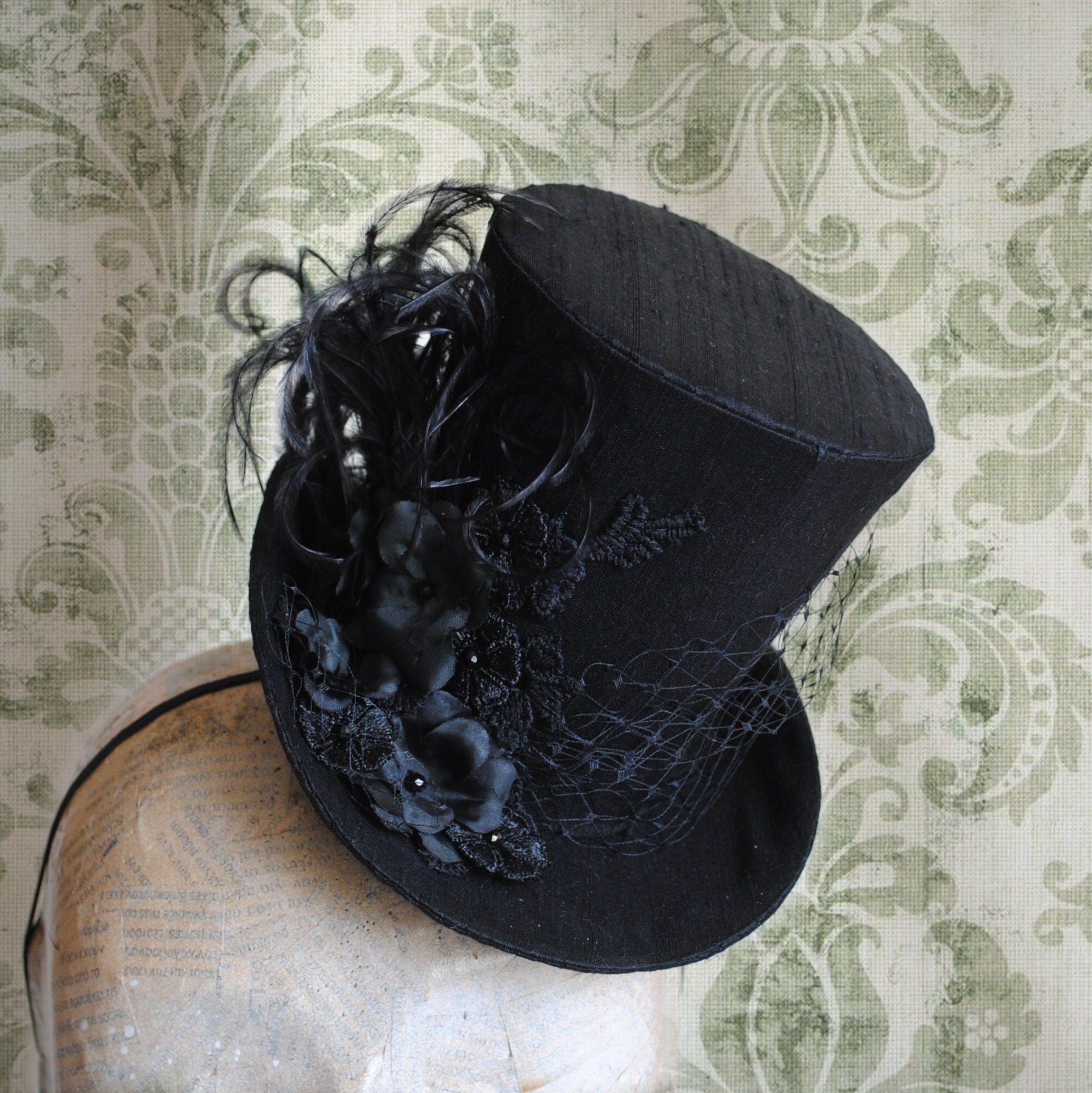 Mini cappello a cilindro gotico, mini cappello vittoriano nero, cappello fascinator con fiori neri, cappello da cocktail, cappello da donna, mini capp