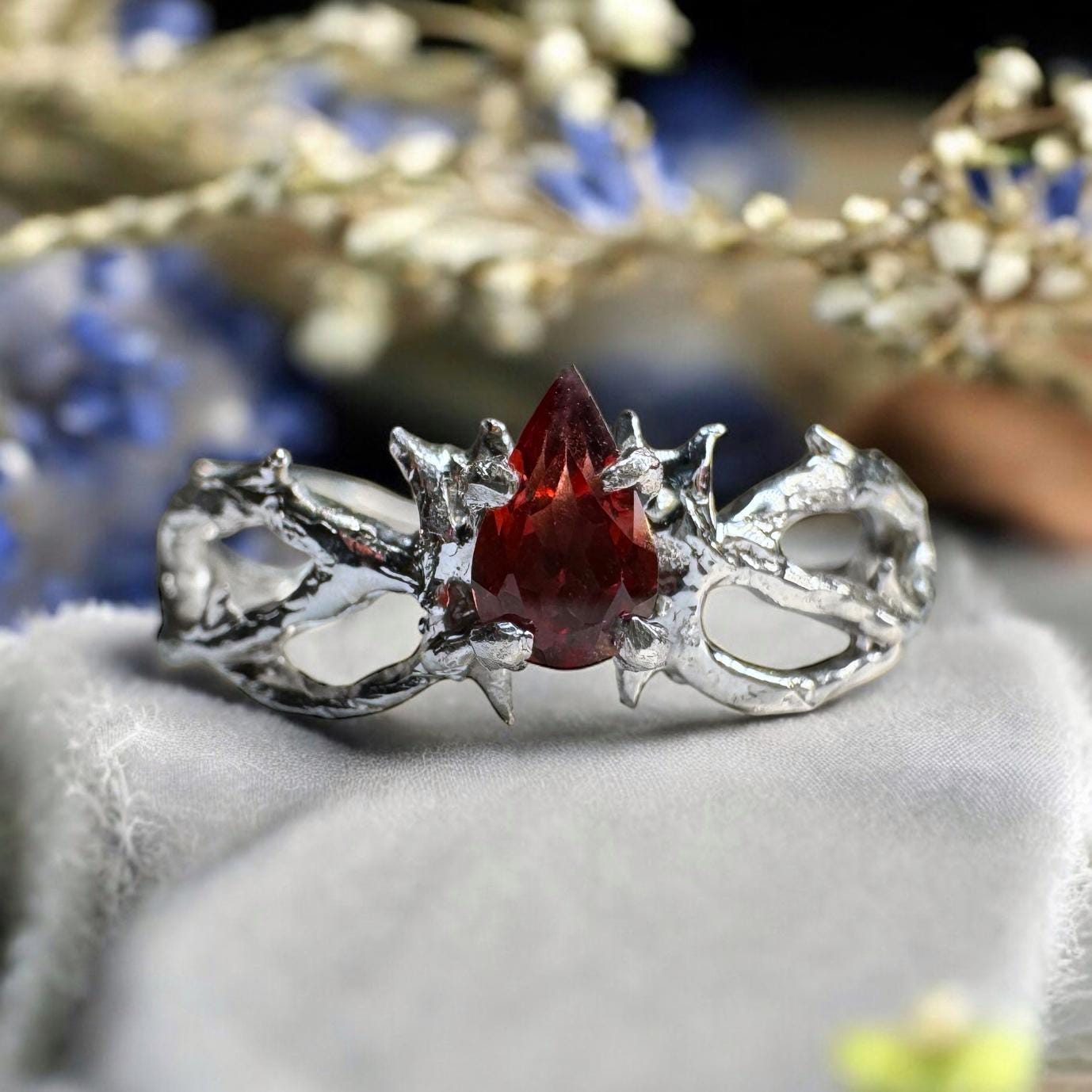 Anello fatato con granato, anello a ramo d'albero, anello a ramoscello con granato, anello sottile in argento ispirato alla natura, anello di fidanzam