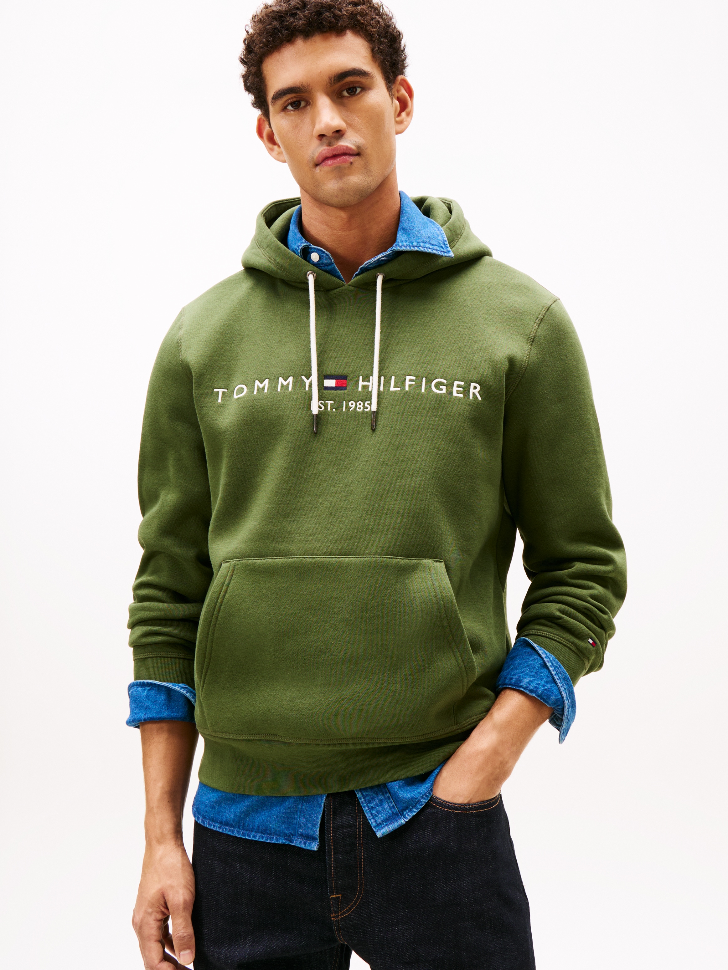 Kapuzensweatshirt TOMMY HILFIGER "TOMMY LOGO", Herren, Gr. L, mountain pine, Sweatware, Obermaterial: 64% Baumwolle, 36% Polyester, gerade, unten schmal hüftlang, Rundhals, angesetztes Bündchen, Sweatshirts, unifarben, casual, regular fit,...