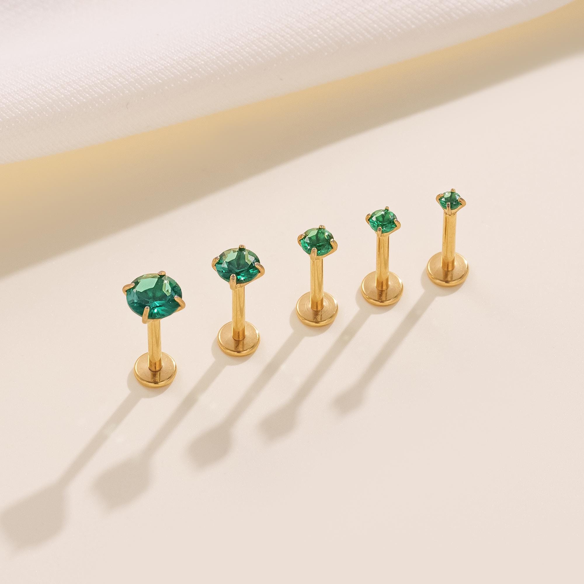 Boucles d'oreilles en zirconium couleur titane émeraude Boucles d'oreilles dos plat Boucle d'oreille hélice * Boucle d'oreille tragus * Boucle d'oreil