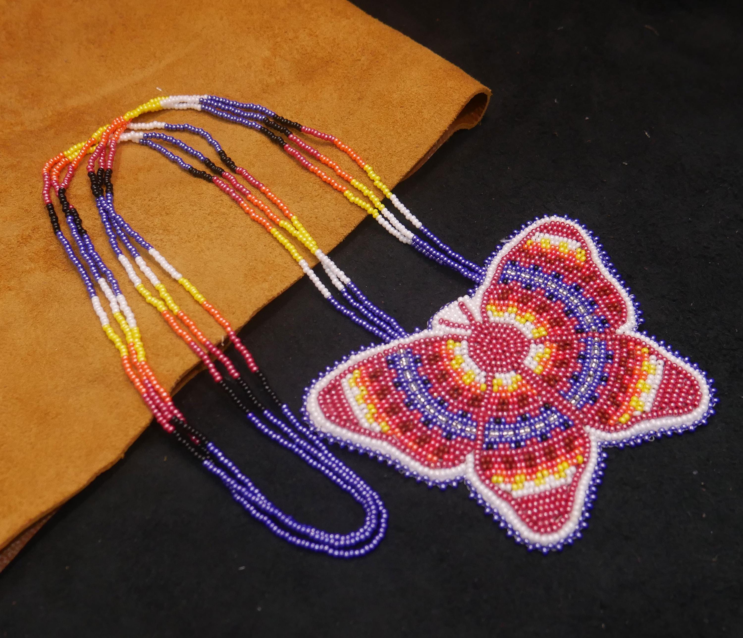 Collana con ciondolo a forma di farfalla turchese, realizzata a mano da nativi americani, con medaglione e perline.