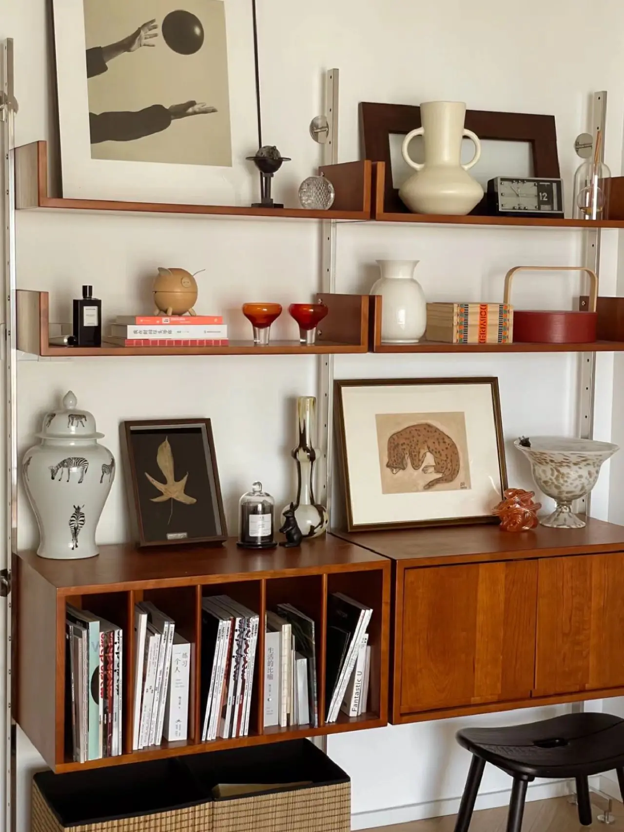 Anpassbares nordisches Ins-Bücherregal aus Metall mit Schallwand, mehrschichtiges Regal, Bücherregal, Ein-Wort-Schallwand-Kombinations-Ausstellungsregal Image