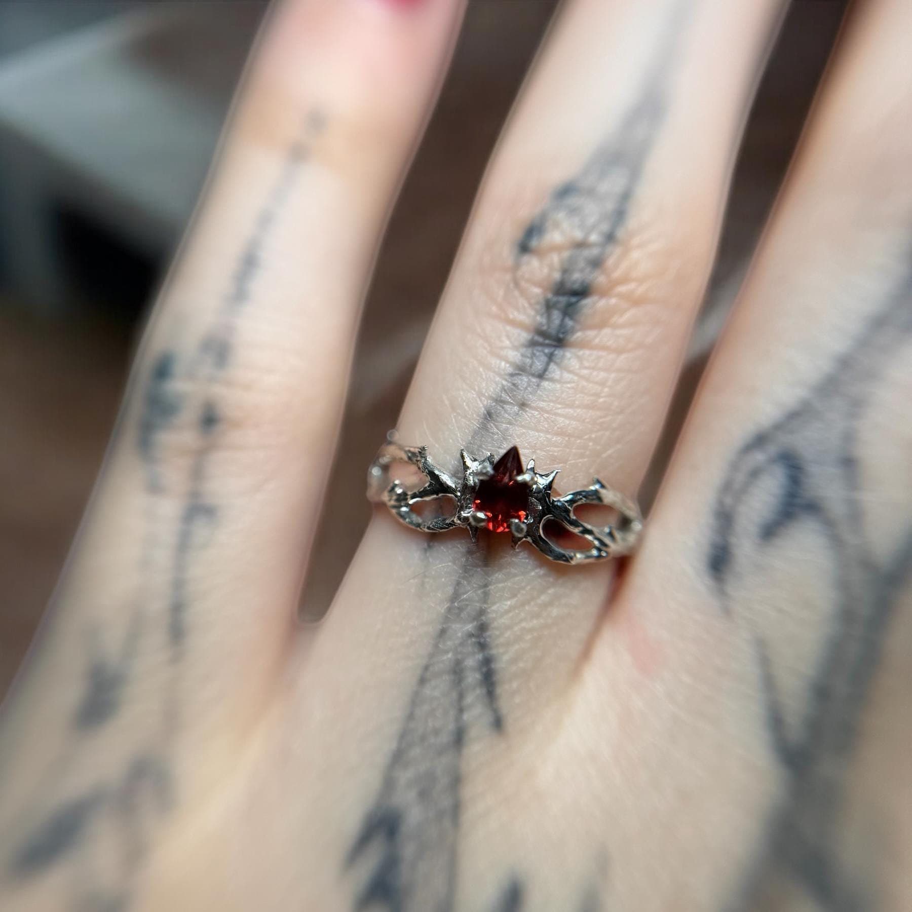 Anello fatato con granato, anello a ramo d'albero con granato, anello sottile in argento ispirato alla natura, anello di fidanzamento fantasy ispirato