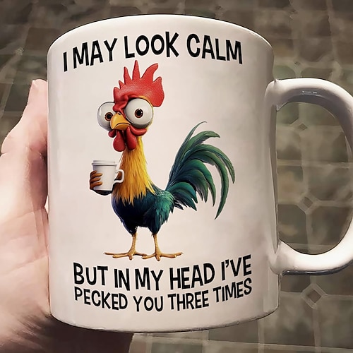 Lustige Geschenktasse: „Ich sehe vielleicht ruhig aus, aber innerlich habe ich dich dreimal gepickt." Keramik-Kaffeebecher für Hühnerliebhaber – Humorvolles Geschenk für Büro und Zuhause Image