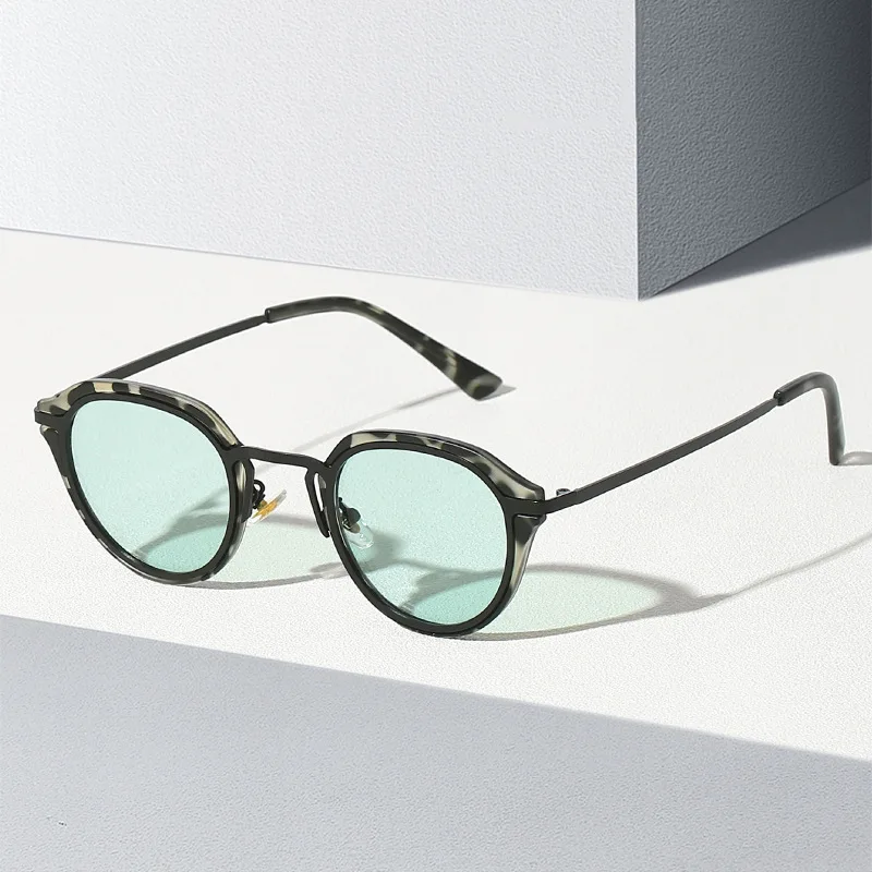 2025 Occhiali da sole da donna rotondi classici di nuova moda Design personalizzato con gamba in metallo Occhiali da guida per esterni da uomo con pellicola oceanica retrò
