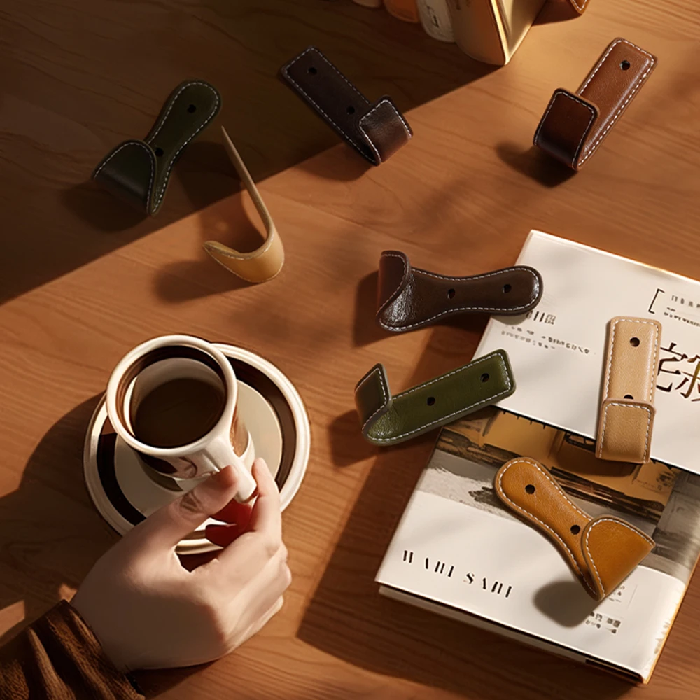 Kleiderhaken aus Leder im mittelalter Stil im Retro-Stil, Eingangstür, Foyerwand, Kleiderhaken im Wabi-Sabi-Stil