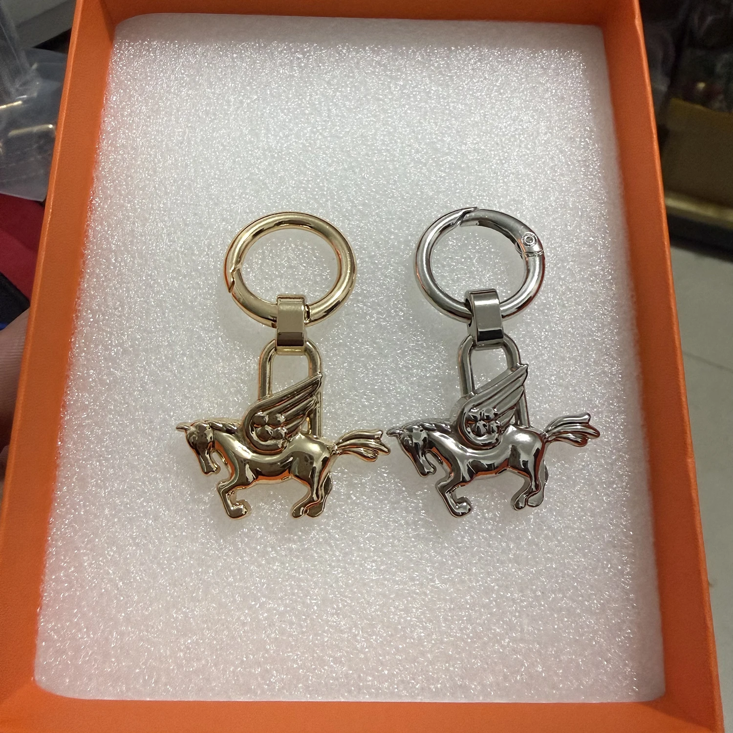 Taschenanhänger für Birkin Kelly Bag Pegasus Lock Charm Ganzstahl Tier Metall Lock Taschenanhänger High-End Charm Halskette Image