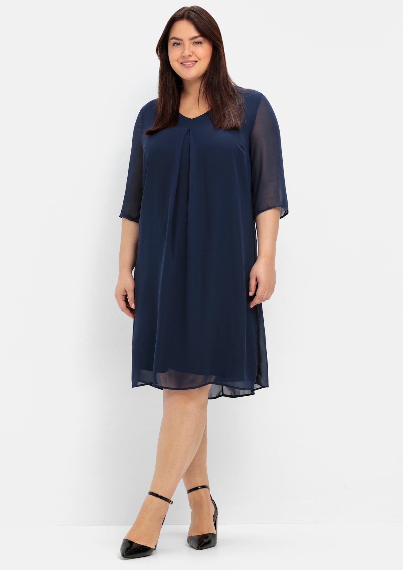 Chiffonkleid SHEEGO "Cocktailkleid", Damen, Gr. 54, Normalgrößen, blau (marine), 100% Polyester, unifarben, knielang, V-Ausschnitt, Kleider Chiffonkleid