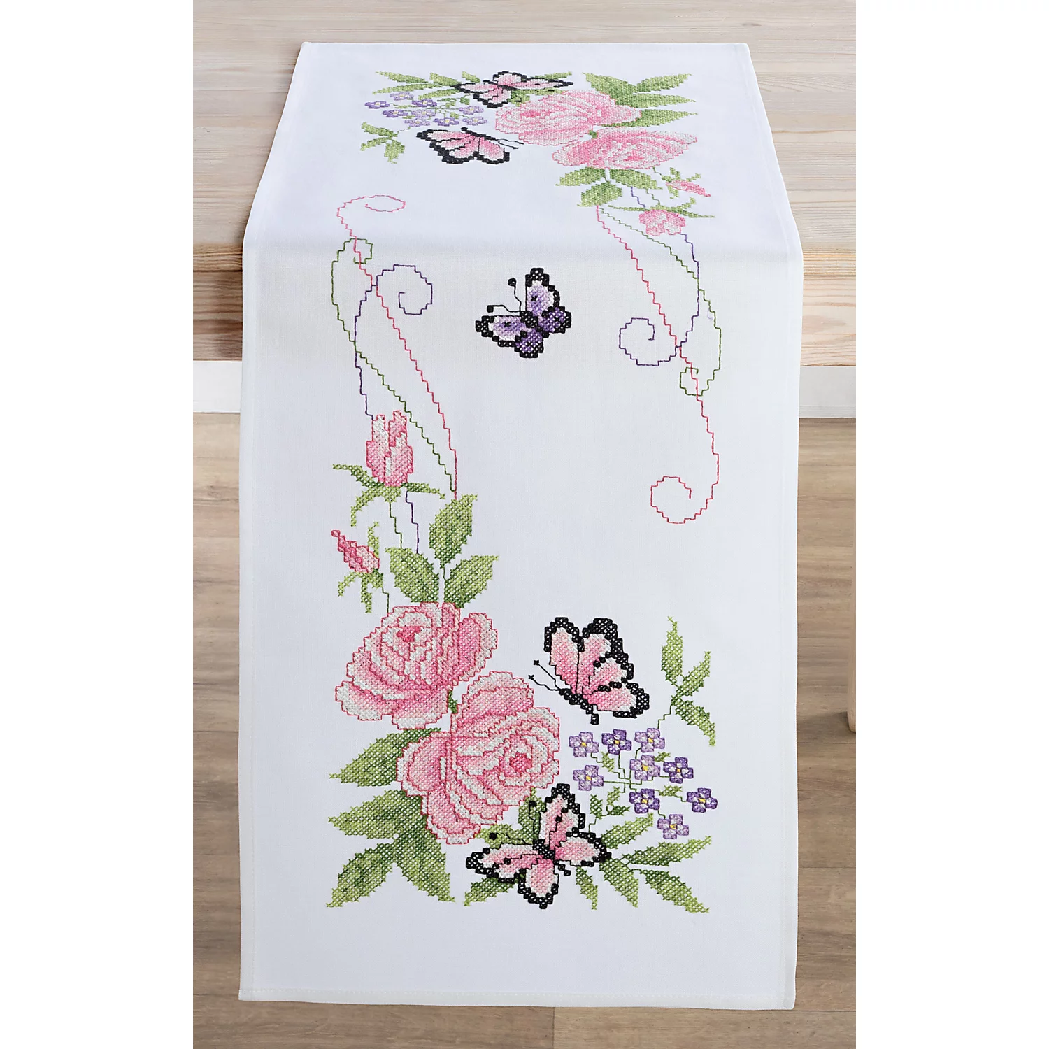 Chemin de table à broder "roses et papillons