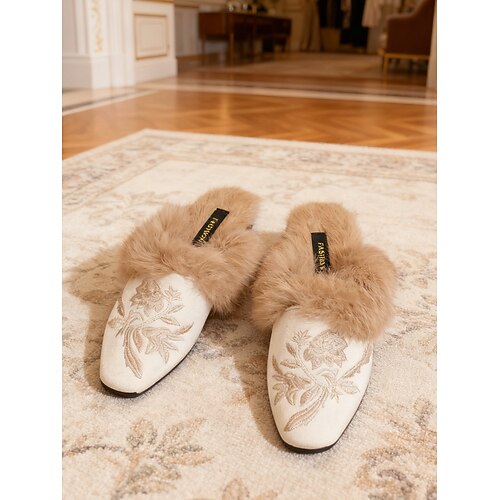 Rote, bestickte Damenpantoffeln mit Fellfutter – Satin-Blumenmuster, bequeme Pantoletten zum Hineinschlüpfen für Alltag, drinnen und im Winter Image