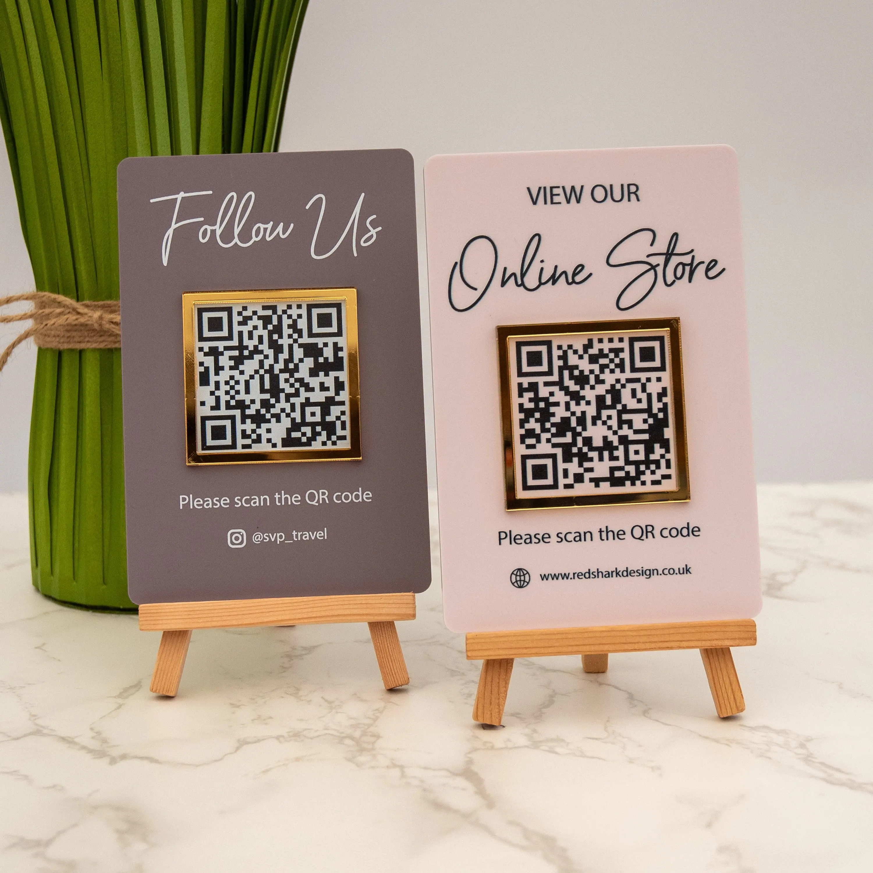 Personalisiertes QR-Code-Schild für Restaurant-Salon. Benutzerdefiniertes No-Touch-Menü-Reviews-Schild mit Logo und Acryl-Ständer zum Wachsen Ihres Unternehmens Image