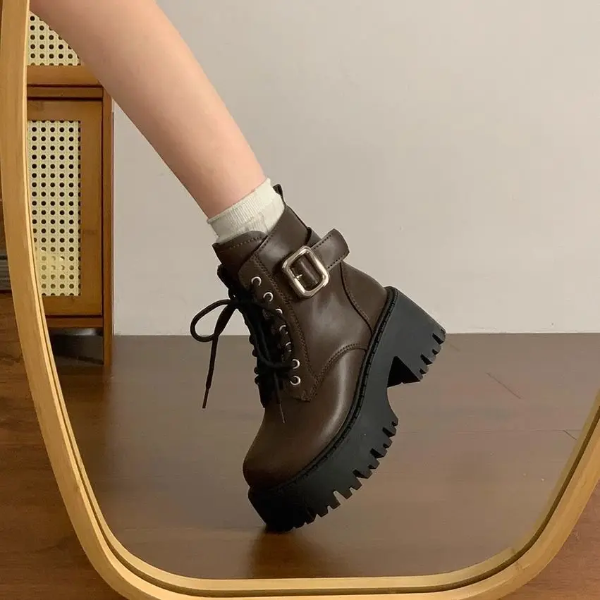 Booties Biker mit Schnürsenkeln, kurze Damenschuhe im britischen Stil, neu in großer Größe, warm, im Promotion-Schuhe, Rock-Stiefeletten für Damen