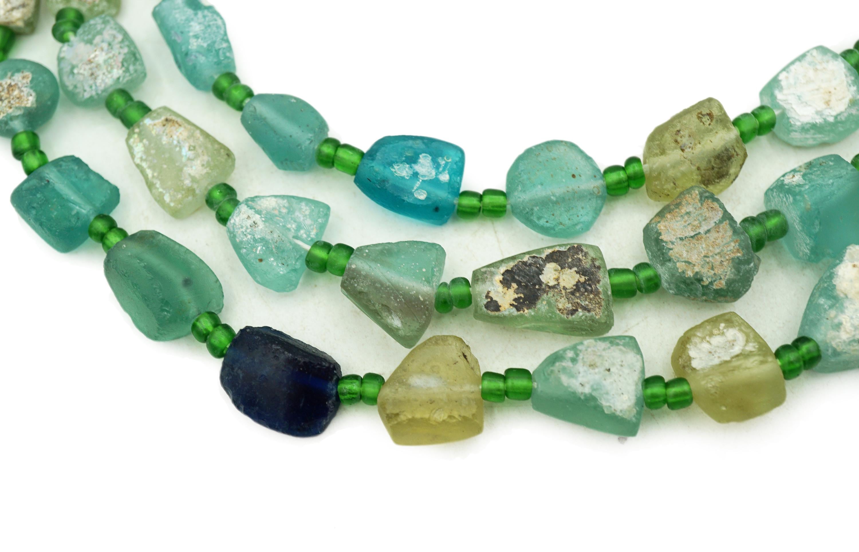 "Perline di vetro romano antico afghano (7-12 mm) Perline di vetro romano riciclato a filo intero da 16\" di forma irregolare Afghanistan (2481A752) Rus"