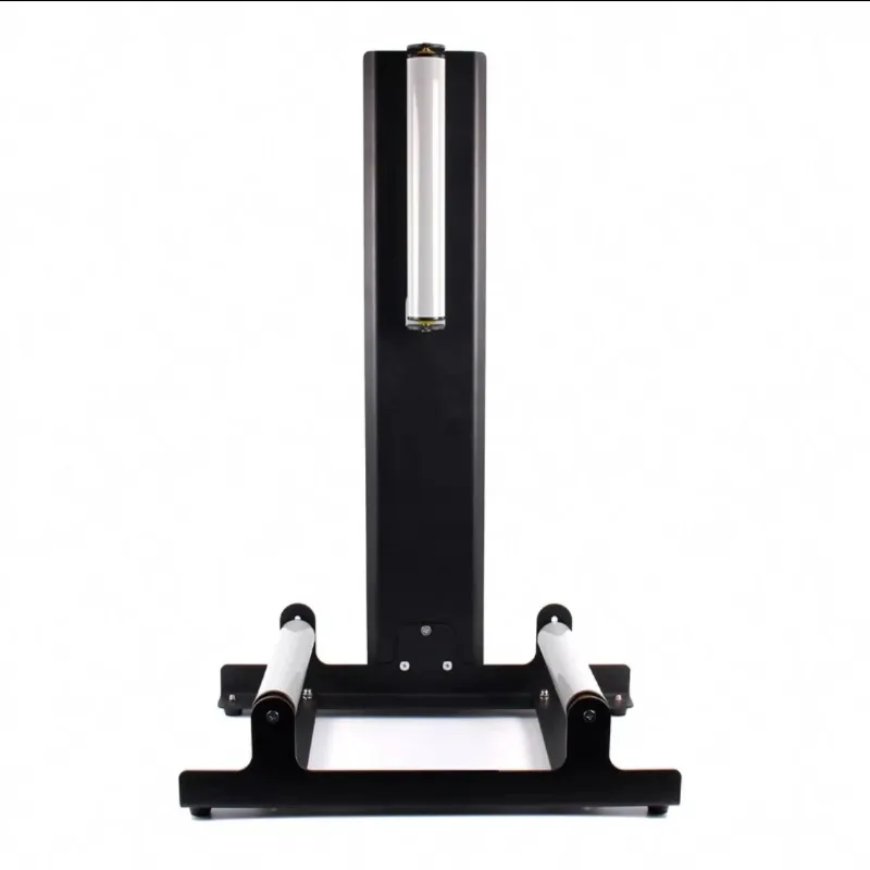 Professionelles Reinigungsregal für Autoreifenräder. Rotierende, rollende, arbeitssparende Halterung. Reinigung und Platzierung des Autowaschregals Image