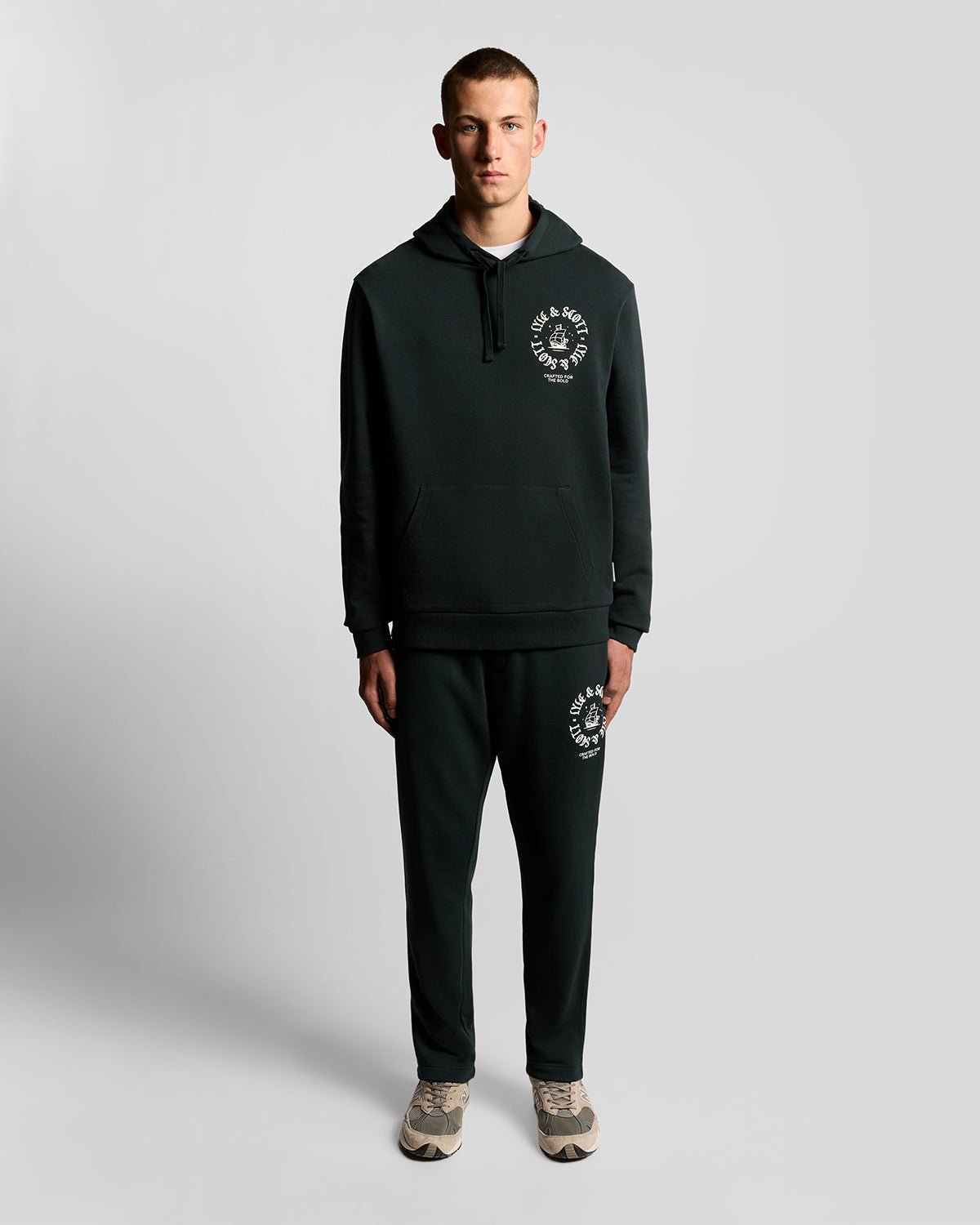 Lyle & Scott – Baumwolljogginghose mit Insignia-Grafik – Marineblau Image