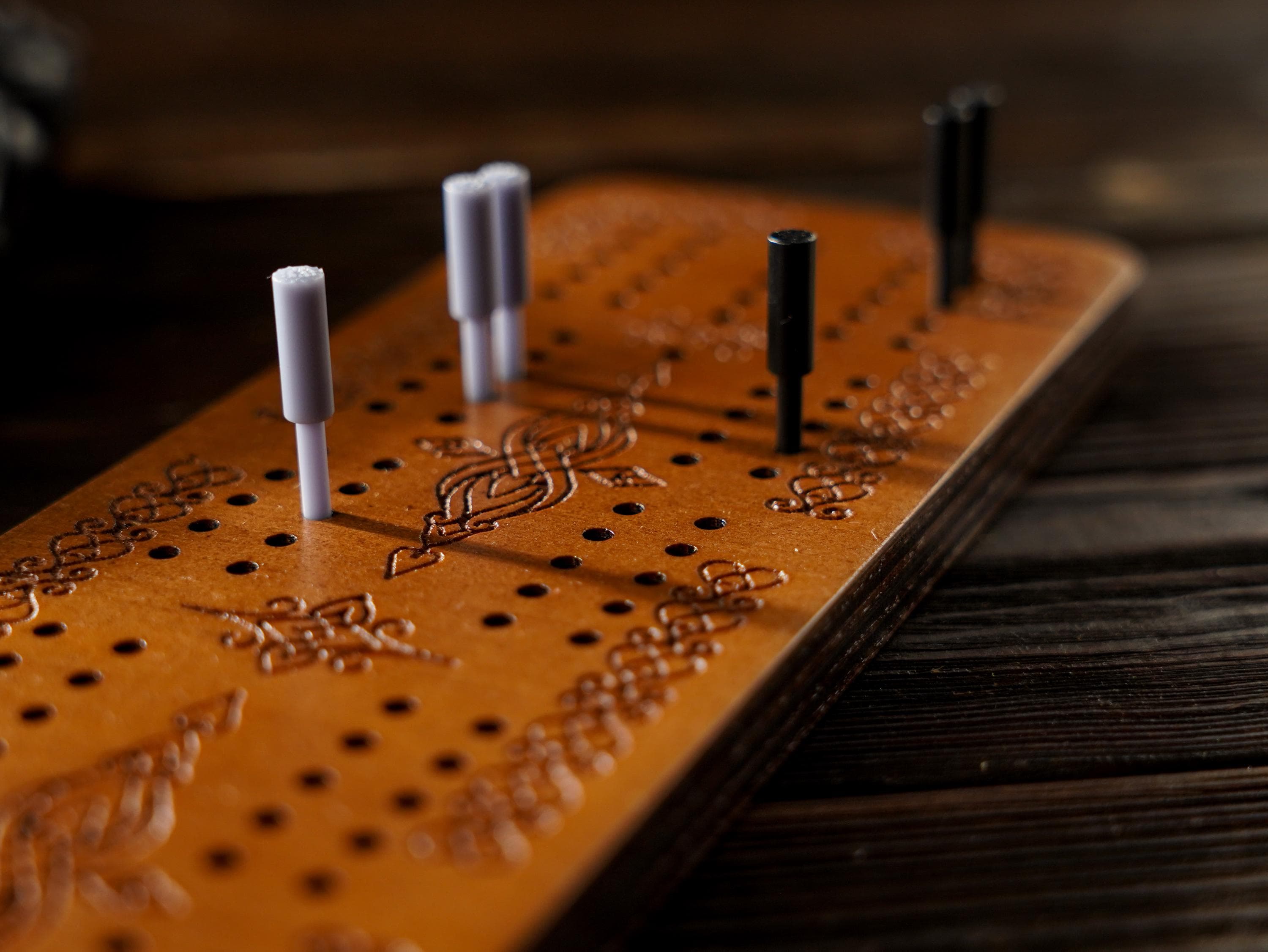 Gioco da tavolo del cribbage, tavolo da cribbage, cribbage da viaggio, gioco da tavolo, gioco da tavolo tradizionale, gioco di strategia per due gioca