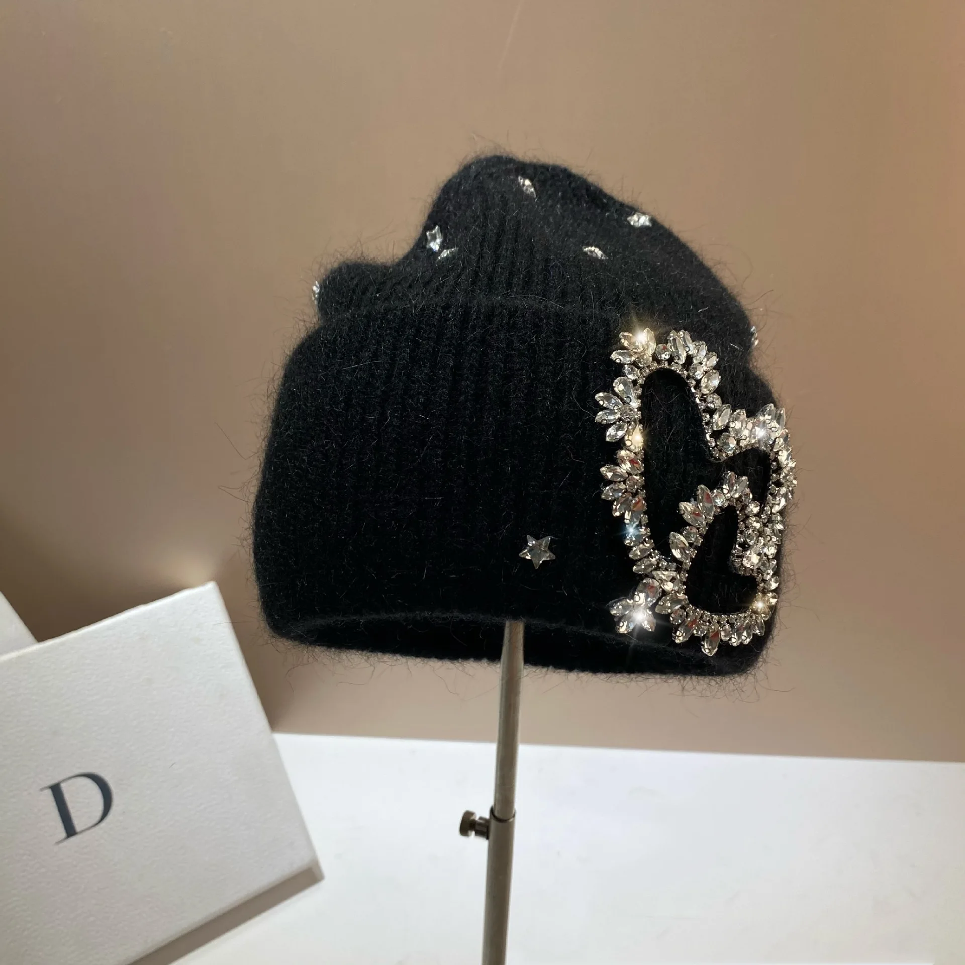 Berretti invernali in vera pelliccia di coniglio per donna Cappelli caldi lavorati a maglia Strass di lusso Cofano lavorato a maglia Protezione per le orecchie Skullies in lana Berretto spesso
